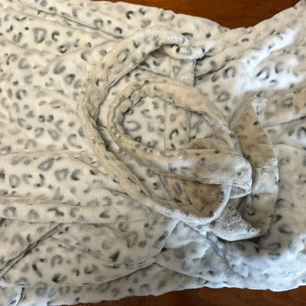 Gilly Hicks Light Gray Patterned Robe - Picture 5 of 5